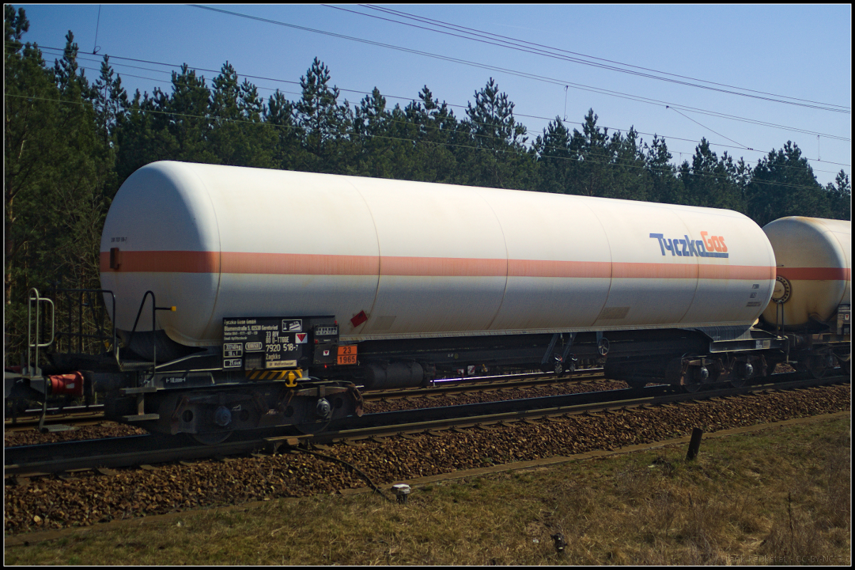 Vierachsiger Drehgestell-Druckgaskesselwagen der Gattung Zagkks des Unternehmens TTG Tyczka Transport GmbH, Geretsried. Eingereiht war der Wagen, der Kohlenwasserstofgas geladen hatte, in einen Zug mit weiteren Druckkesselwagen der am 09.04.2018 durch die Berliner Wuhlheide fuhr (33 RIV 80 D-TTGGE 7920 518-7 Zagkks).