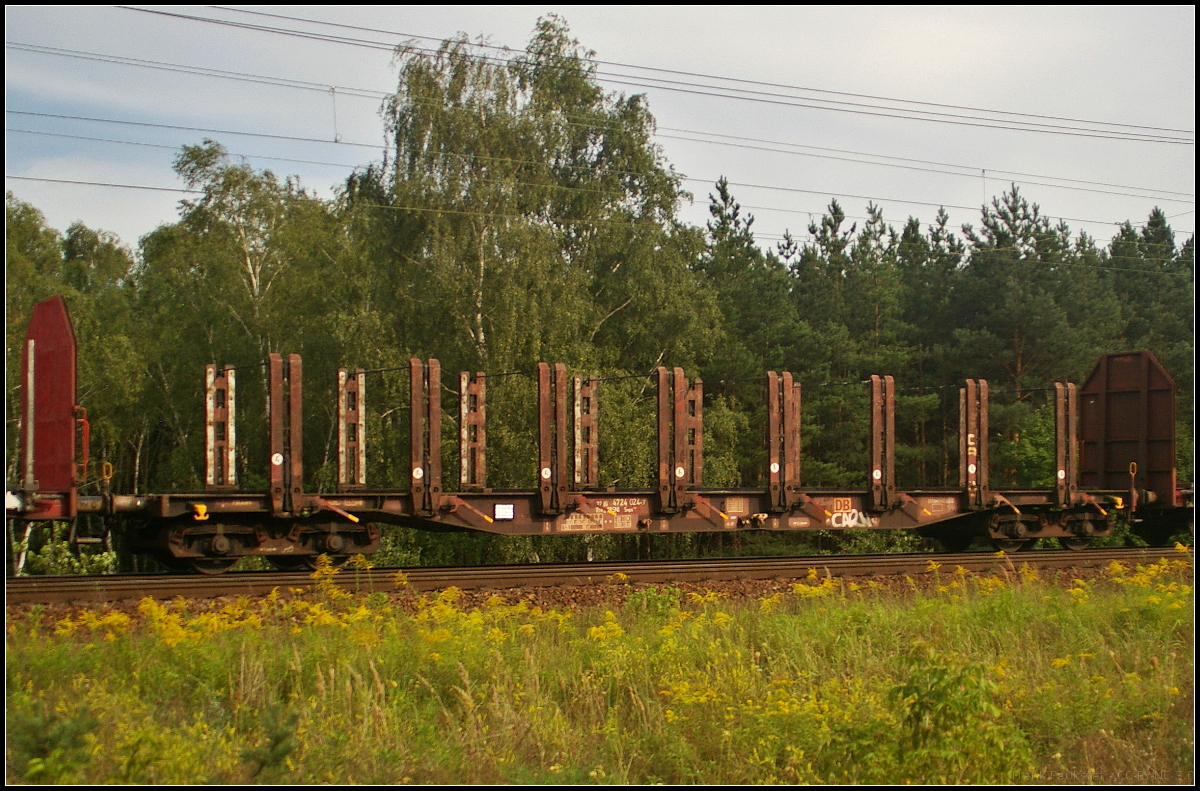 Vierachsiger Drehgestell-Flachwagen mit Niederbindeeinrichtungen der Gattung Snps 719 zum Transport von Rohren, Stamm- und Schnittholz (37 RIV 80 D-DB 4724 024-7 Snps 719)