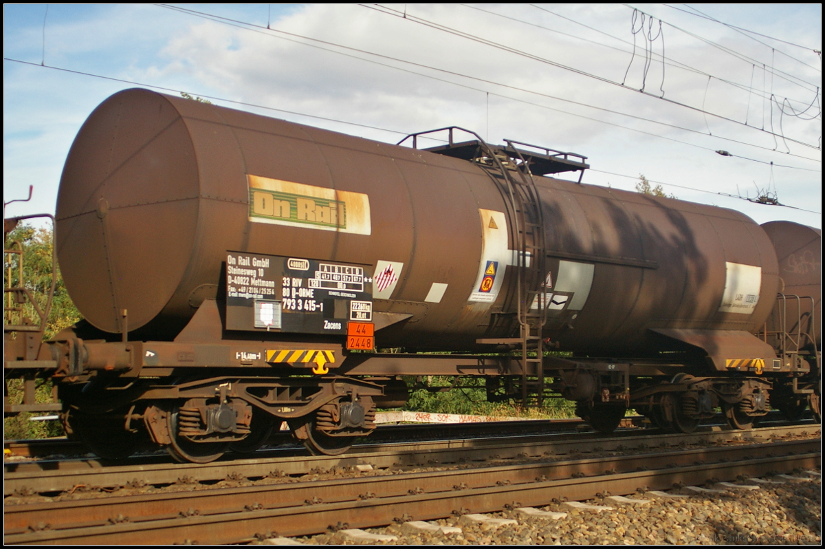 Vierachsiger Drehgestell-Kesselwagen der Gattung Zacens des Einstellers On Rail für den Transport von geschmolzenen Schwefel (33 RIV 80 D-ORME 7933 415-1 Zacens)