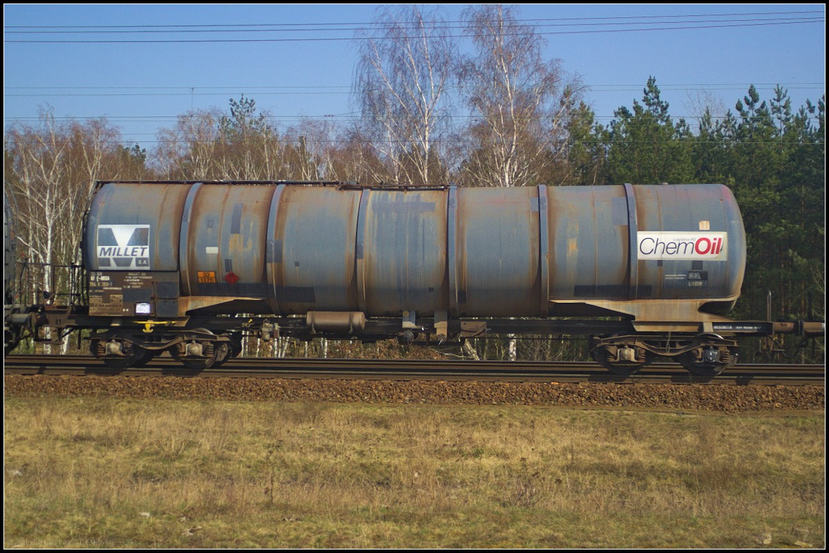 Vierachsiger Drehgestell-Kesselwagen der Gattung Zacens des Einstellers Millet S.A. Paris, der bei der Fa. ChemOil im Einsatz ist. Der Wagen hatte Ethanol geladen, als er mit weiteren Kesselwagen am 09.04.2018 durch die Berliner Wuhlheide fuhr (33 RIV 87 F-MISA 7848 350-7 Zacens).