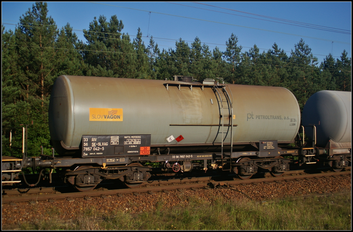 Vierachsiger Drehgestell-Kesselwagen der Gattung Zas des slowakischen Einstellers SLOV-VAGON, gemietet von Petroltrans zum Transport von Dieselkraftstoff, Gasöl oder leichten Heizöl (33 RIV 56 SK-SLVAG 7857 042-5 Zas)