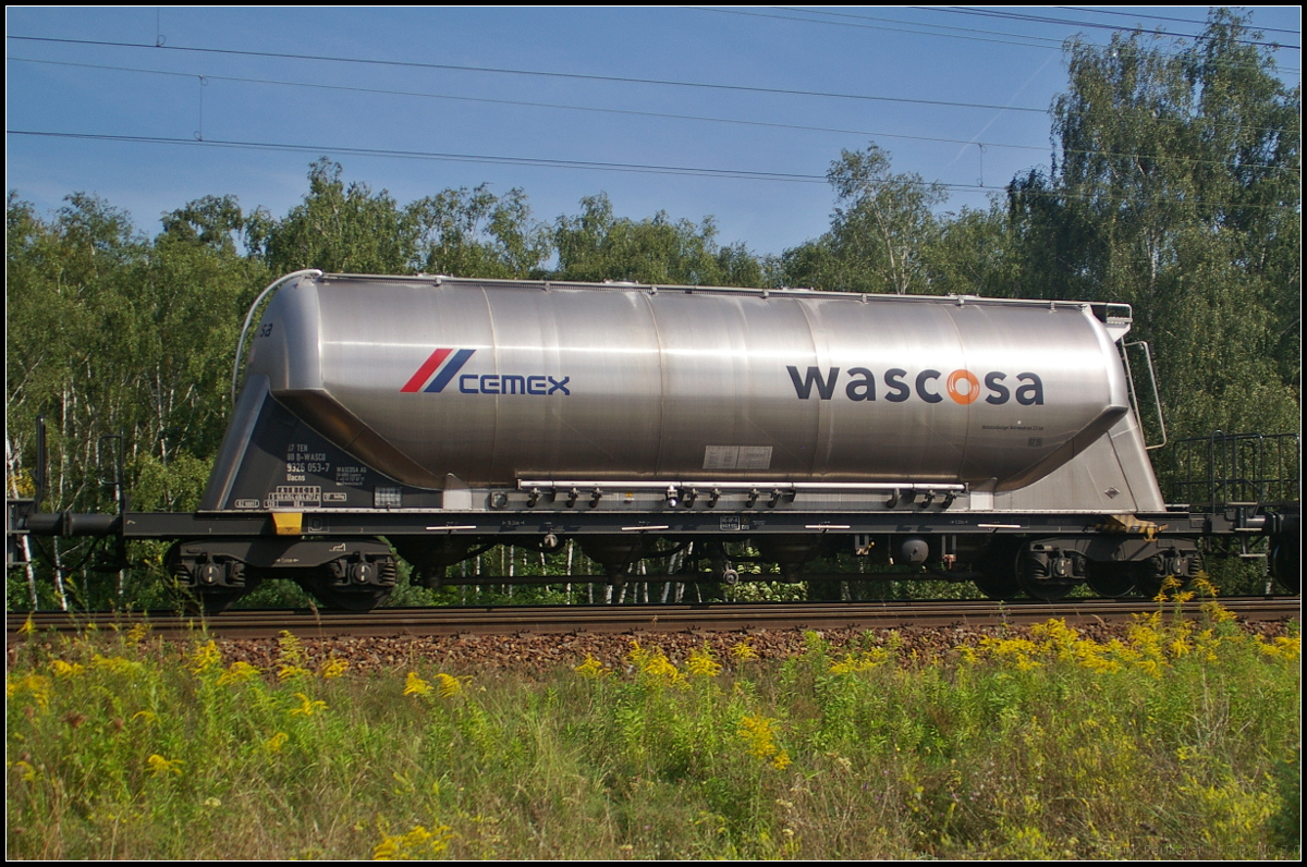 Vierachsiger Drehgestell-Staubgutwagen der Gattung Uacns des schweizer Einstellers Wascosa, vermietet an den Zementhersteller CEMEX SA (37 TEN 80 D-WASCO 9326 053-7 Uacns)