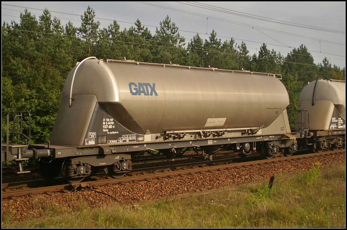 Vierachsiger Drehgestell-Staubgutwagen der Gattung Uacns des deutschen Einstellers GATX Rail Germany (37 TEN RIV 80 D-GATXD 9327 602-0 Uacns)