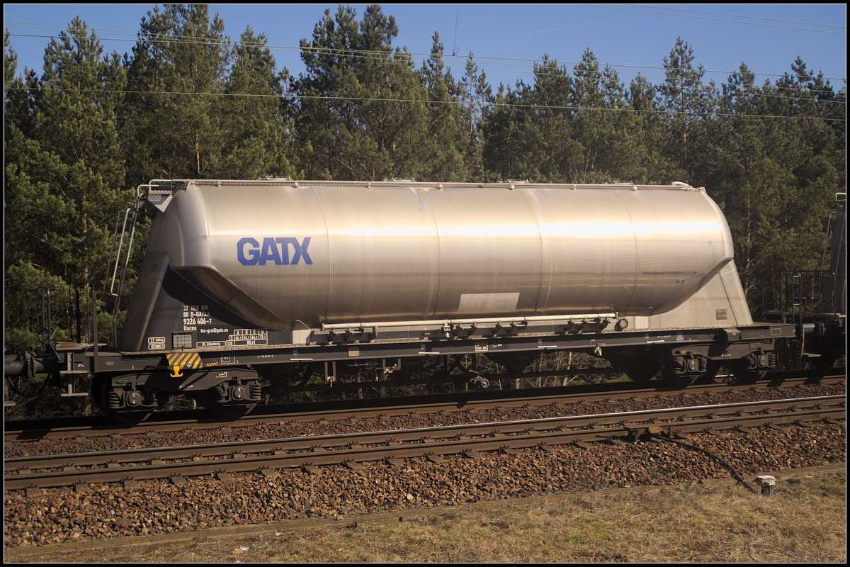 Vierachsiger Drehgestell-Staubgutwagen der Gattung Uacns des Einstellers GATX Rail Deutschland. Eingereiht war der Wagen in einem Zug weiterer Wagen der am 06.04.2018 durch die Berliner Wuhlheide fuhr (37 TEN RIV 80 D-GATXD 9326 406-7 Uacns).