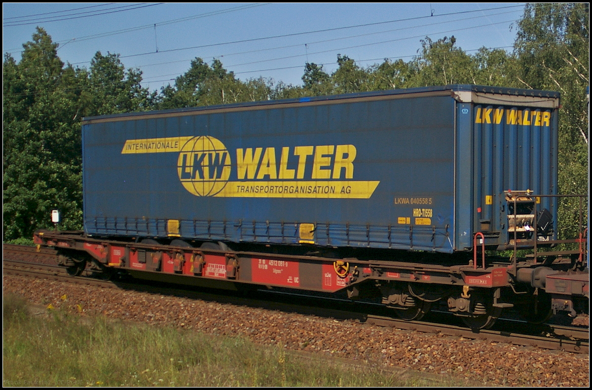 Vierachsiger Drehgestell-Taschenwagen der Gattung Sdgmns 743 für den Transport von Sattelaufliegern von DB Cargo (31 RIV 80 D-DB 4512 081-9 Sdgmns 743)