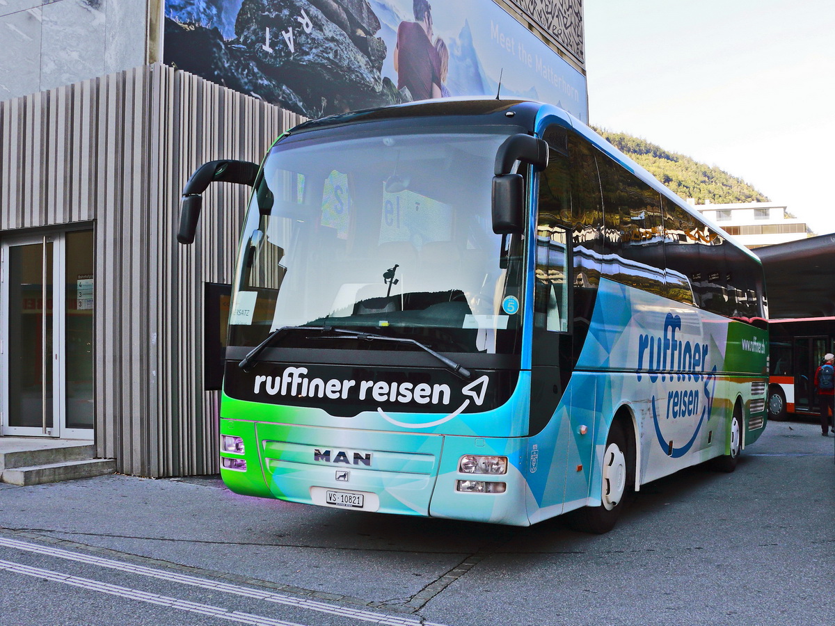 Visp am 16. Oktober 2019, steht im Bahnhofbereich ein MAN der Ruffiner Reisen.