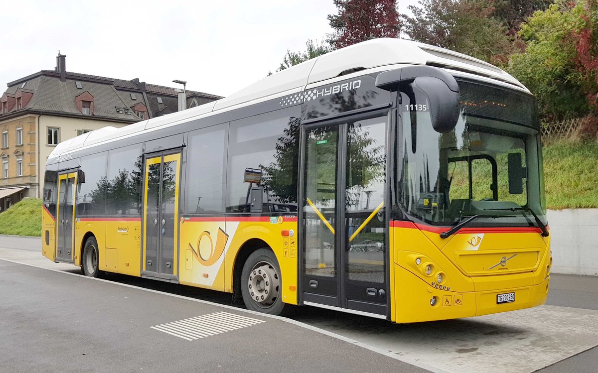 Volvo 7900 Hybrid der Postauto.ch steht im Oktober 2019 am Bahnhof in Stein am Rhein/Schweiz