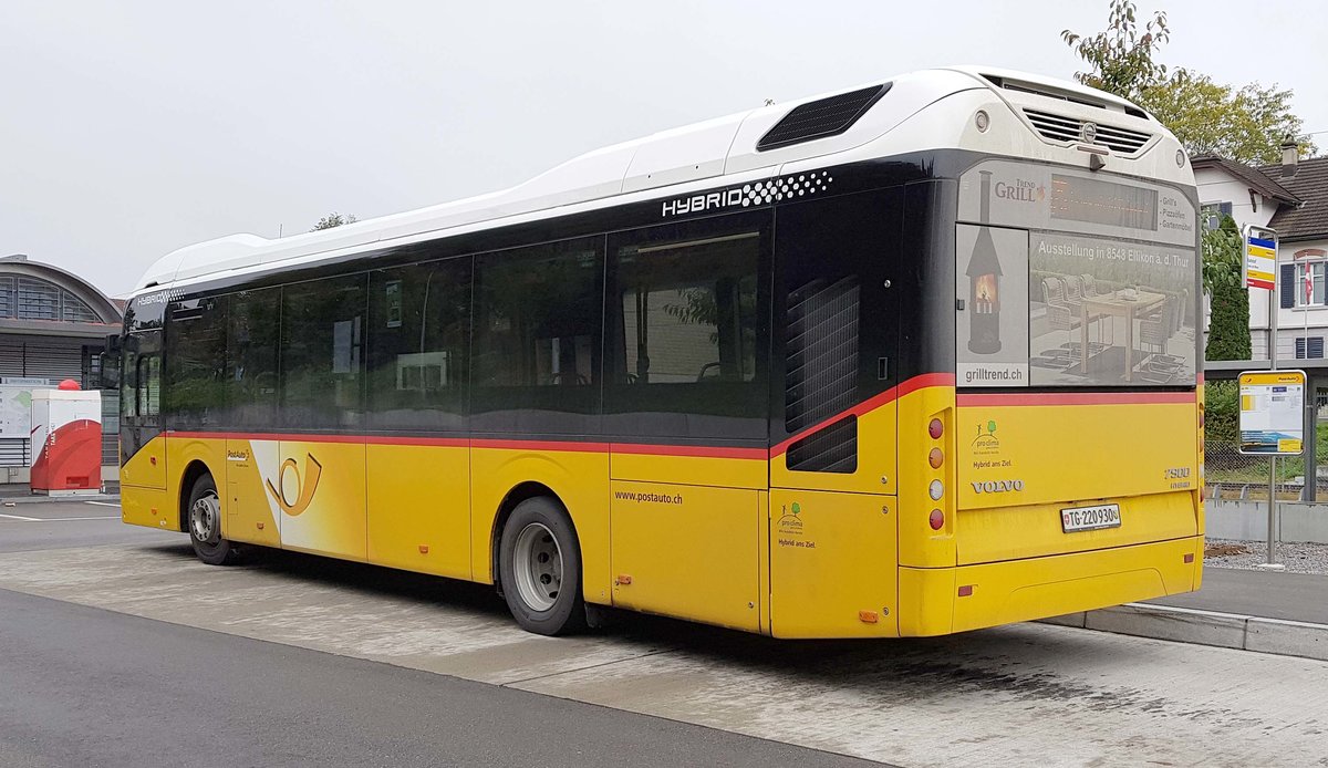 Volvo 7900 Hybrid der Postauto.ch steht im Oktober 2019 am Bahnhof in Stein am Rhein/Schweiz