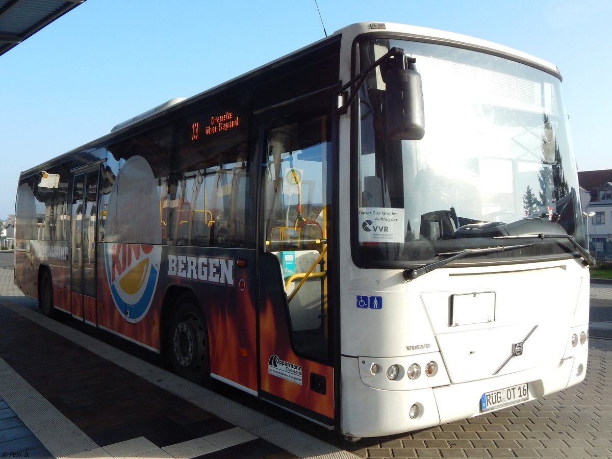 Volvo 8700 der Oppermann Transporte aus Deutschland in Sassnitz. 