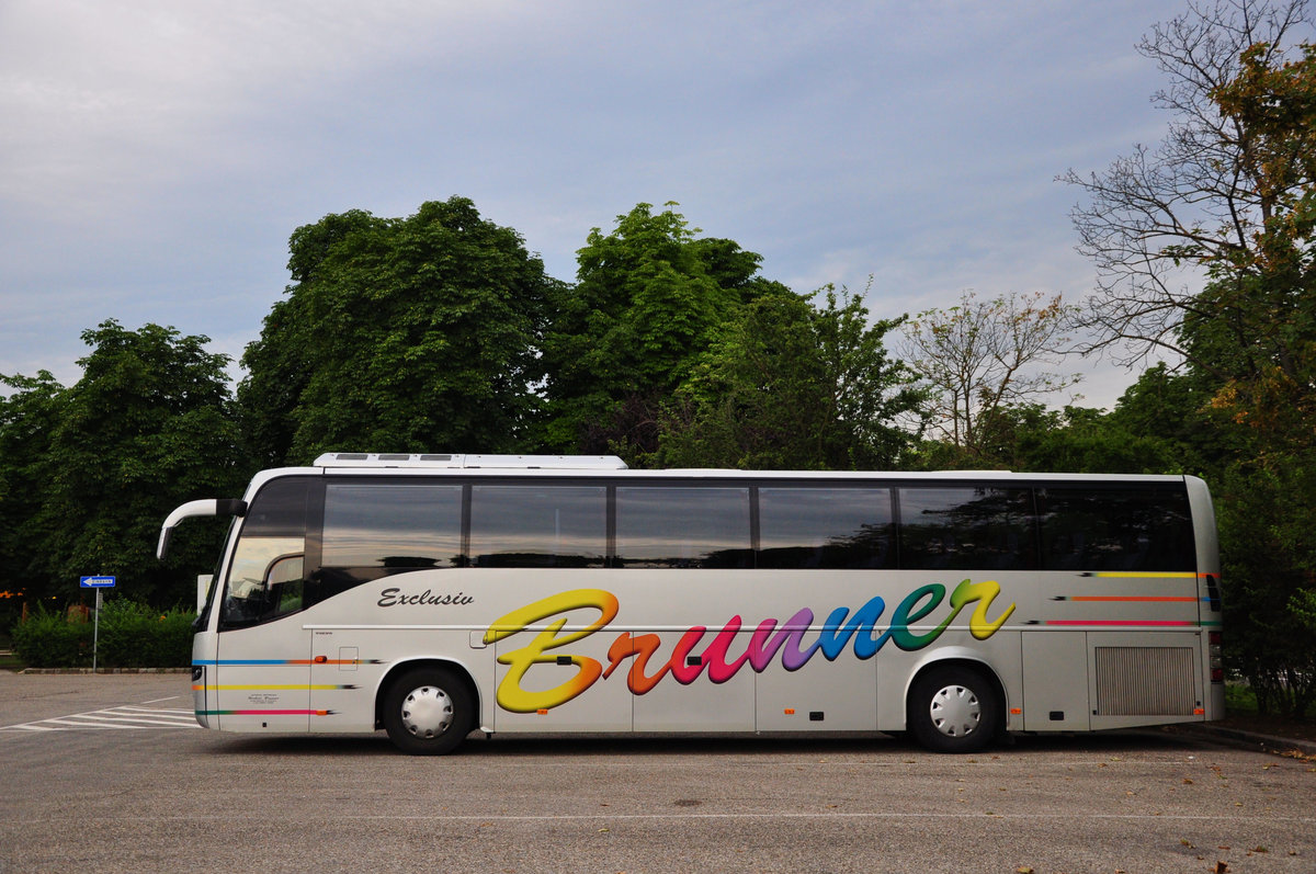 Volvo 9700 von Brunner Reisen aus Niedersterreich in Krems gesehen.