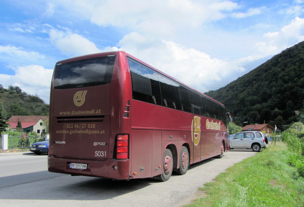 VOLVO 9700 von GSCHWINDL Reisen aus sterreich im September in der Wachau/Niedersterreich gesehen.