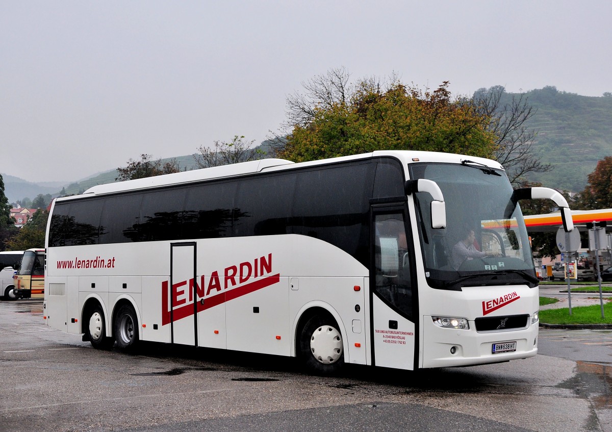 VOLVO 9700 von Lenardin aus Niedersterreich am 11.9.2015 in Krems gesehen.