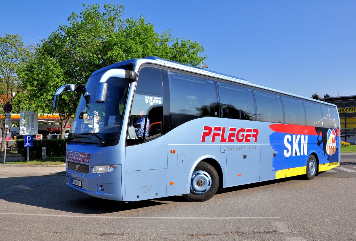 VOLVO 9700 von Pfleger Reisen aus Niedersterreich am 24.4.2015 in Krems unterwegs.