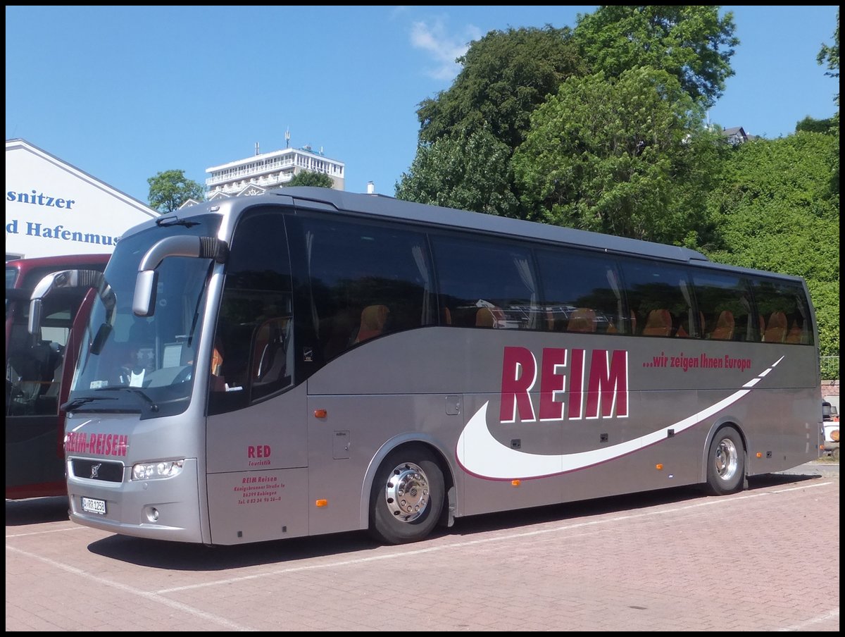 Volvo 9700 von Reim Reisen  aus Deutschland im Stadthafen Sassnitz.