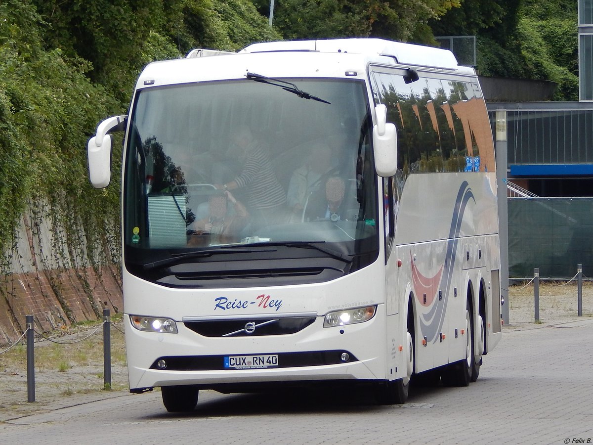 Volvo 9700 von Reise-Ney aus Deutschland im Stadthafen Sassnitz. 