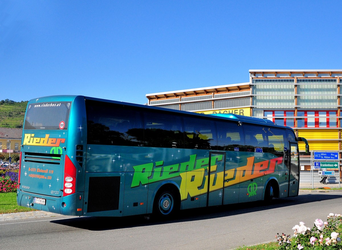 Volvo 9700 von Rieder Reisen/sterreich im Herbst 2013 in Krems unterwegs.