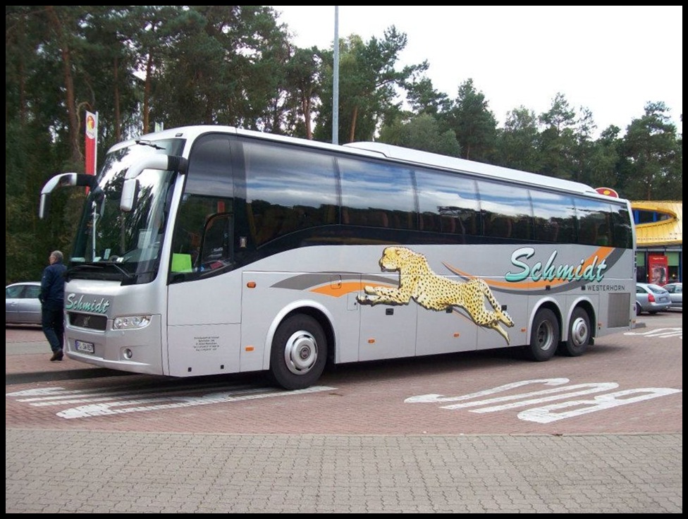 Volvo 9700 von Schmidt aus Deutschland auf einem Autobahnparkplatz.