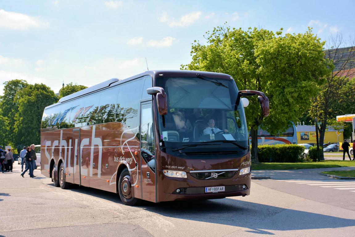 Volvo 9700 von Schuch Reisen aus sterreich in Krems.