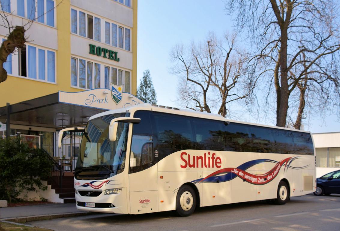 VOLVO 9700 von Sunlife Reisen aus sterreich 04/2018 in Krems.