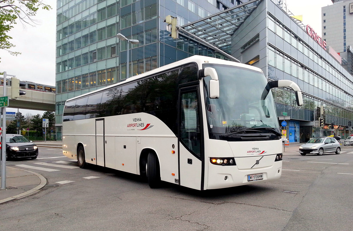 Volvo 9700 von Vienna Airport Lines in der Wagramerstrae bei der UNO-City gesehen. 