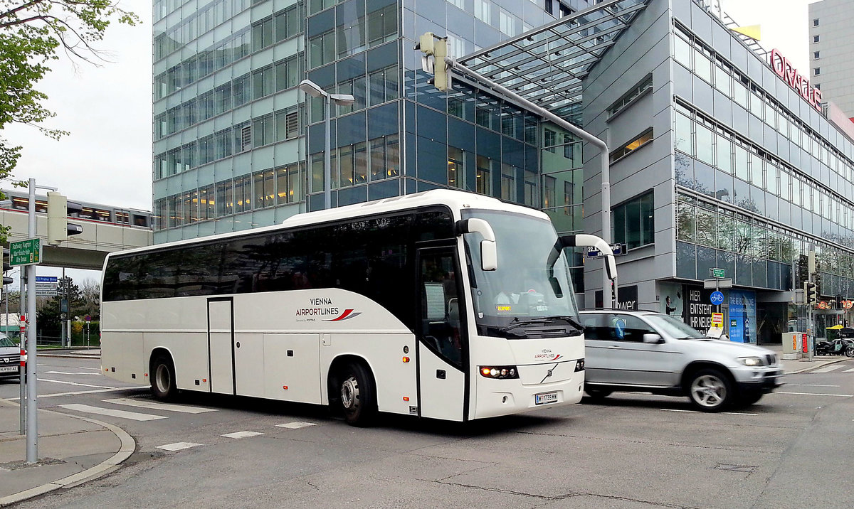 Volvo 9700 von Vienna Airport Lines in der Wagramerstrae bei der UNO-City gesehen. 