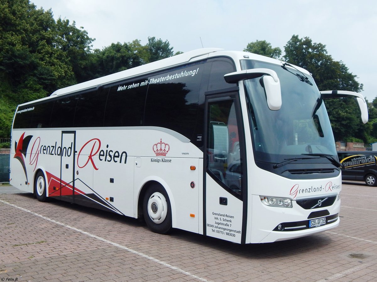 Volvo 9900 von  Grenzland-Reisen aus Deutschland im Stadthafen Sassnitz.