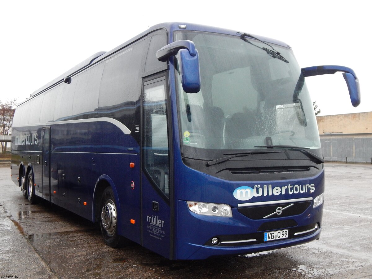 Volvo 9900 von Müller Tours aus Deutschland in Neubrandenburg.