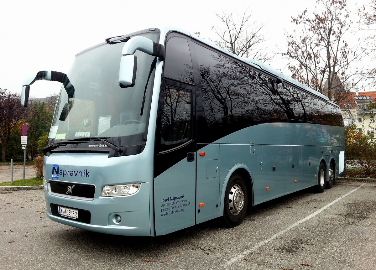 VOLVO 9900 von Napravnik Reisen aus Wien am 14.11.2014 in Krems gesehen.