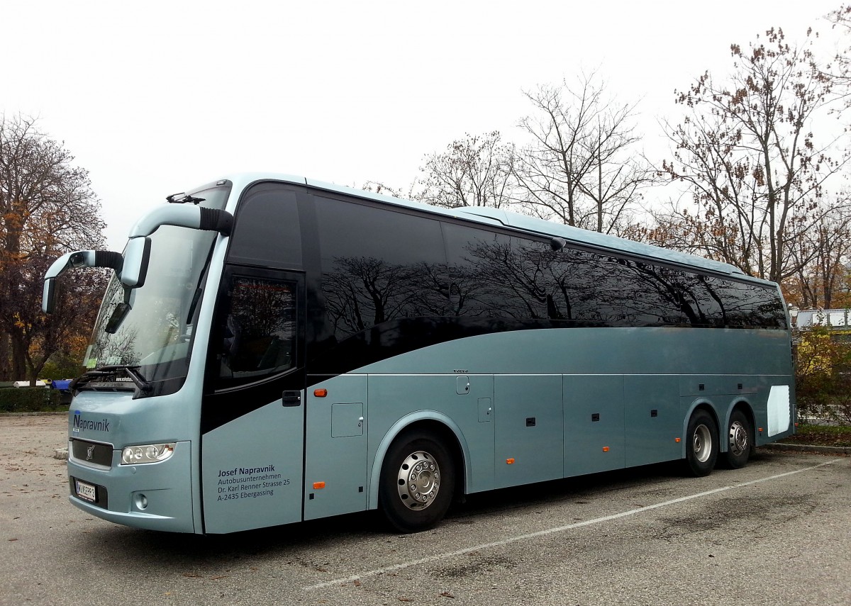 VOLVO 9900 von Napravnik Reisen aus Wien am 14.11.2014 in Krems gesehen.