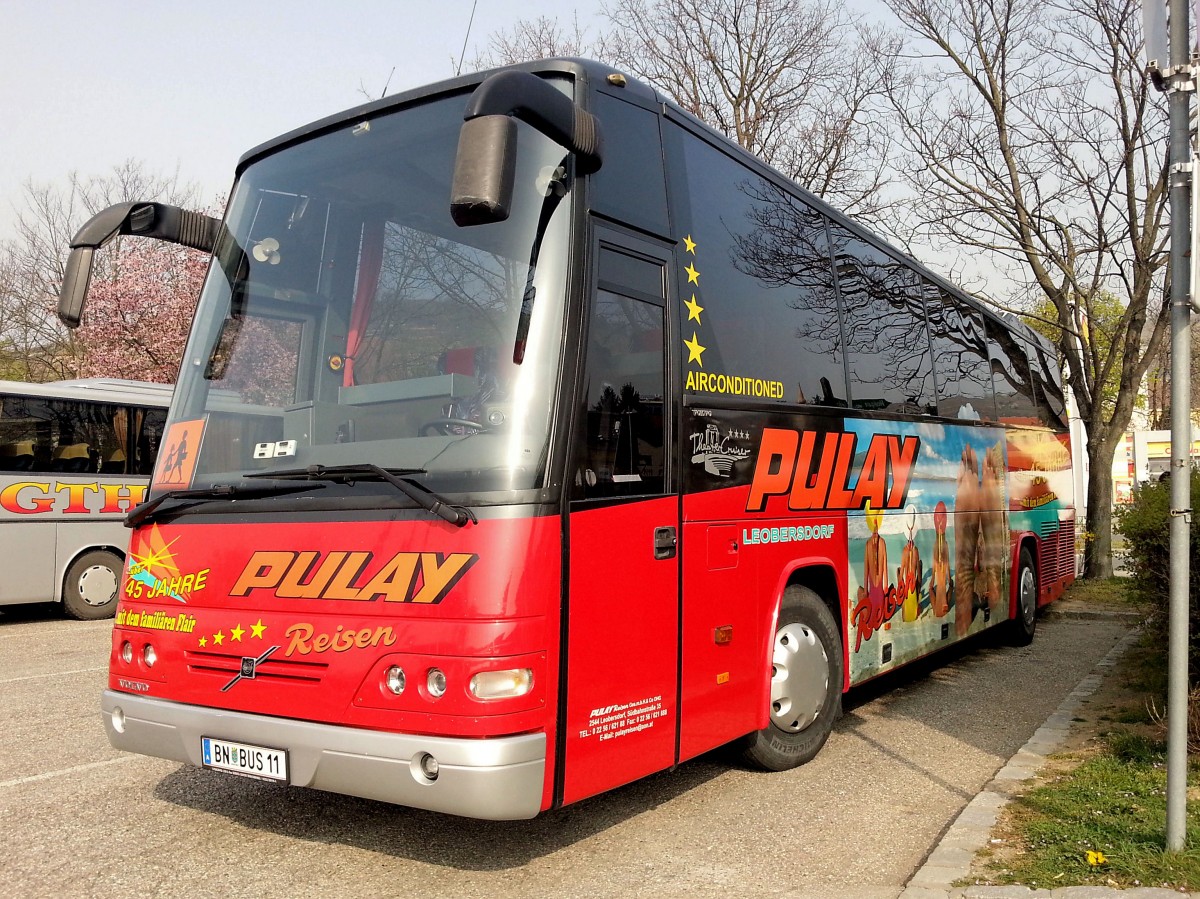 VOLVO 9900 von PULAY aus Niedersterreich am 1.4.2014 in Krems gesehen.