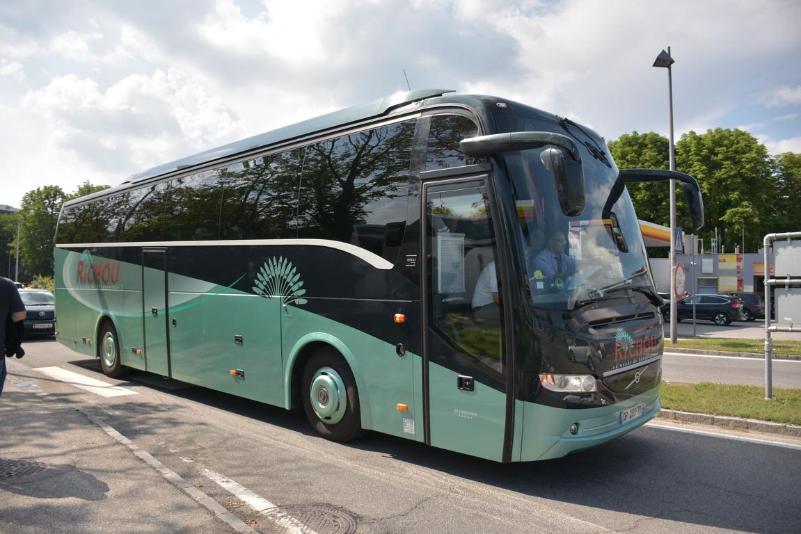 Volvo 9900 von RICHOU Reisen aus Frankreich im Mai 2018 in Krems.