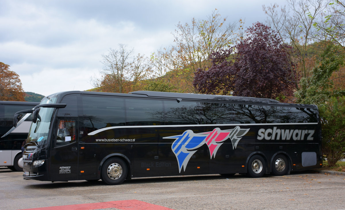 Volvo 9900 von Schwarz Reisen aus sterreich in Krems.