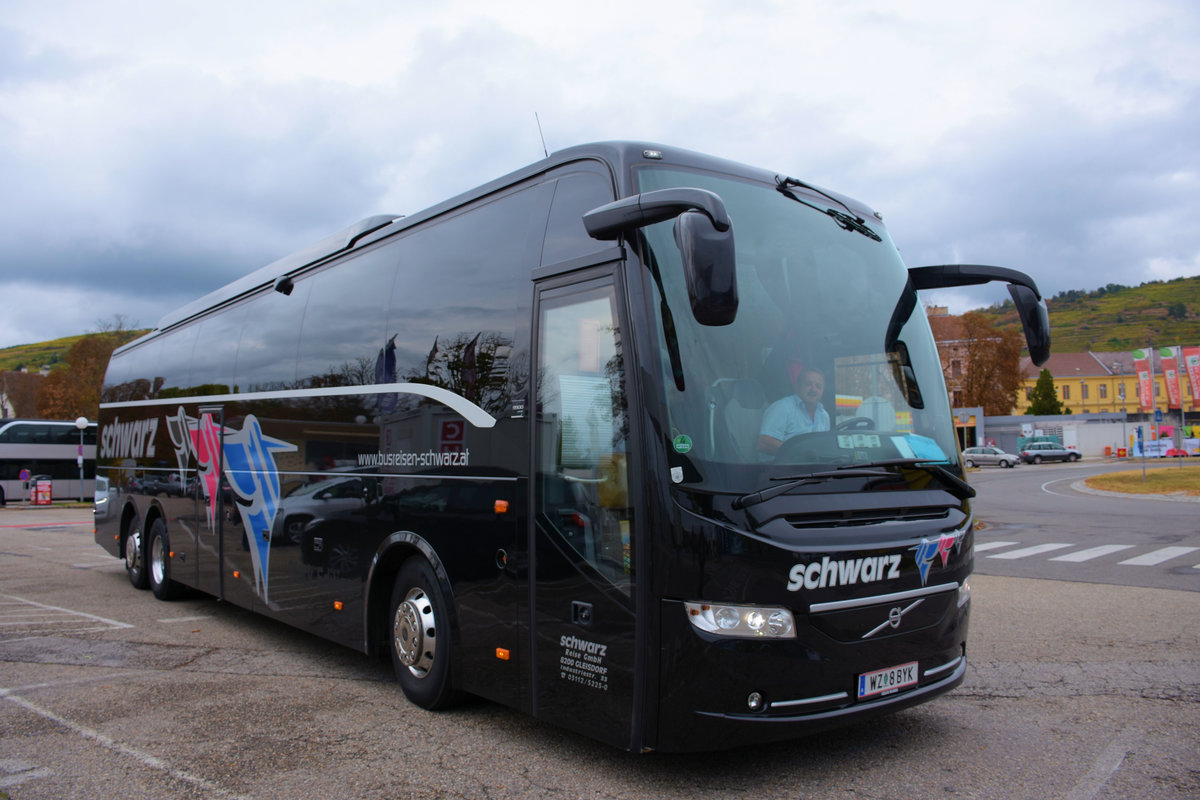 Volvo 9900 von Schwarz Reisen aus sterreich in Krems.