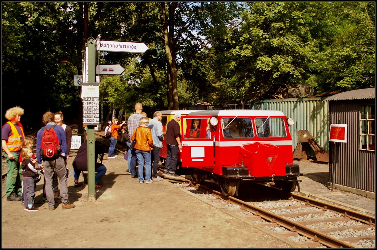 Vom Bahnhof Schönow Goerzbahn fuhren am Tag der offenen Tür der AG Märkische Kleinbahn e.V. auch zwei Klv auf Bahnhofsrunde, unter anderem der Klv 12-4341 der Berliner Eisenbahnfreunde e.V.. Zusammen mit MKB 52 konnten so die Besucher in Berlin-Lichterfelde eine flotte Pendelfahrt erleben