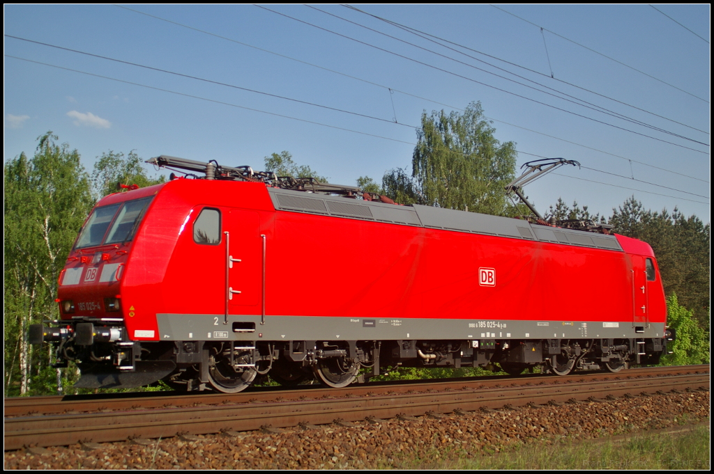 Von ihrer schönsten Seite zeigte sich DB Cargo 185 025-4 als sie am 19.05.2017 solo durch die Berliner Wuhlheide fuhr