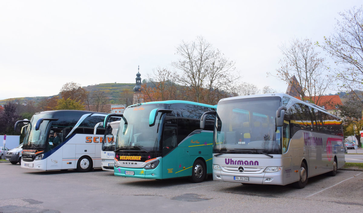 Von links 2 Setra 500er Serie und rechts ein Mercedes Tourismo von Uhrmann Reisen aus der BRD in Krems.