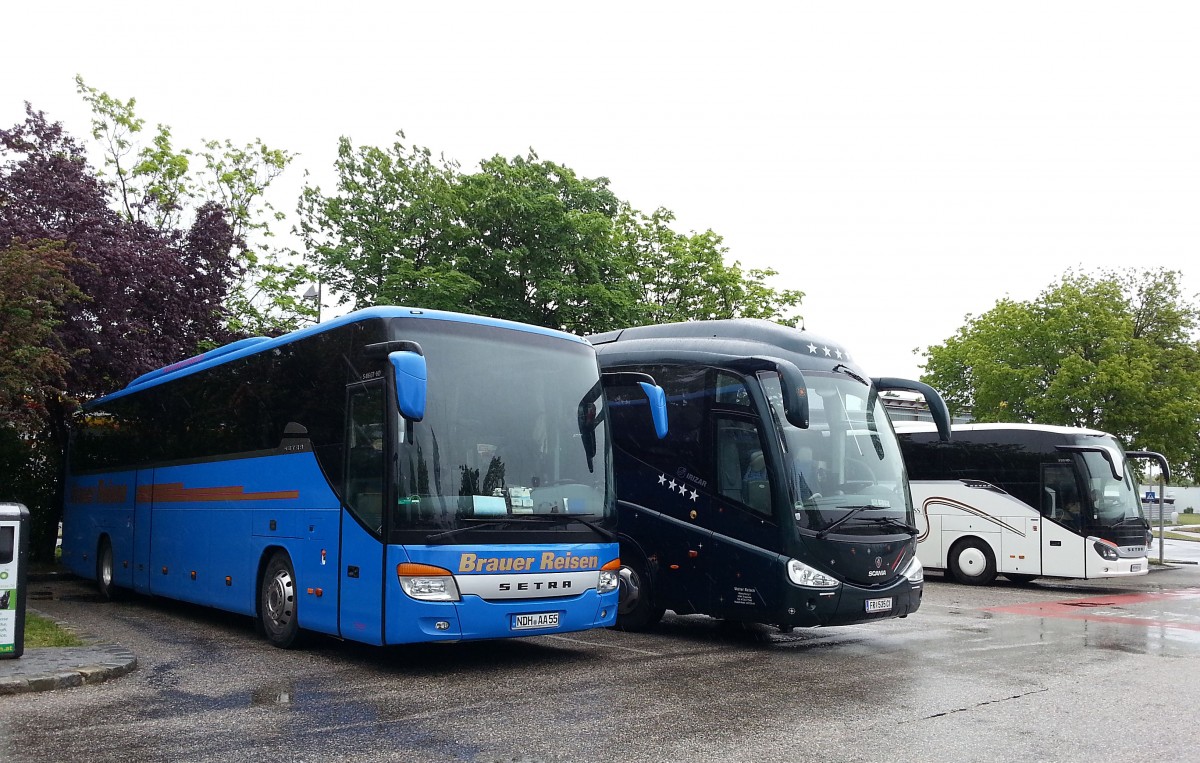 Von links: Setra 416 GT-HD,Brauer Reisen BRD,dann ein Scania Irizar von Walter Reisen aus sterrech und ein Setra 515 HD aus sterreich,Krems 15.Mai 2014.