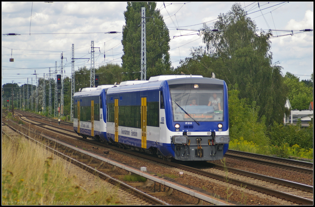 VT 010 / 650 542-3 und VT 012 der Niederbarnimer Eisenbahn (NEB) am 11.08.2014 als RB27 nach B.-Gesundbrunnen durch Berlin-Karow (NVR-Nummer 95 80 0650 542-3 D-NEBB)