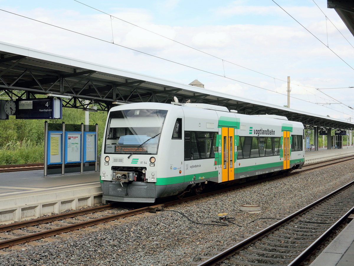 VT 54 (95 80 0650 154-7 D-VBG) der Vogtlandbahn steht im Bahnhof Reichenbach (Vogtl) ob Bf zur Weiterfahrt nach Plauen (Vogtl) ob Bf �ber die G�ltzschtalbr�cke am 10. August 2014 bereit.