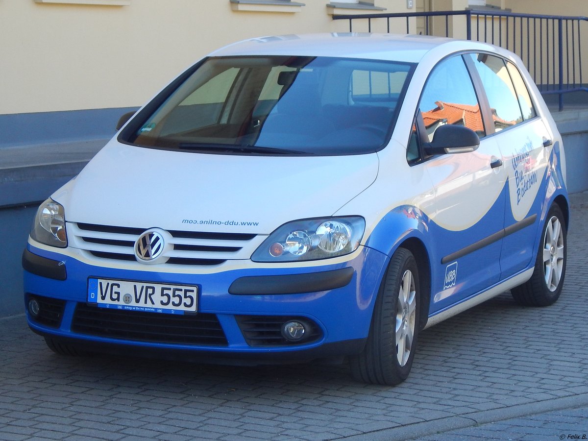 VW Golf von der Usedomer Bäderbahn in Bansin.