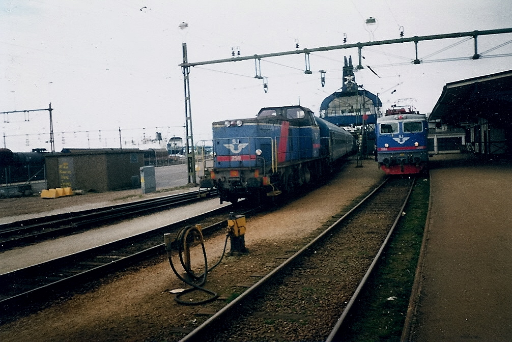 W�hrend die T44 259 den Csardas aus Budapest von der F�hre holte machte sich die Rc3 1057 startklar um den Zug von Trelleborg bis Malm� Central zu�bernehmen.