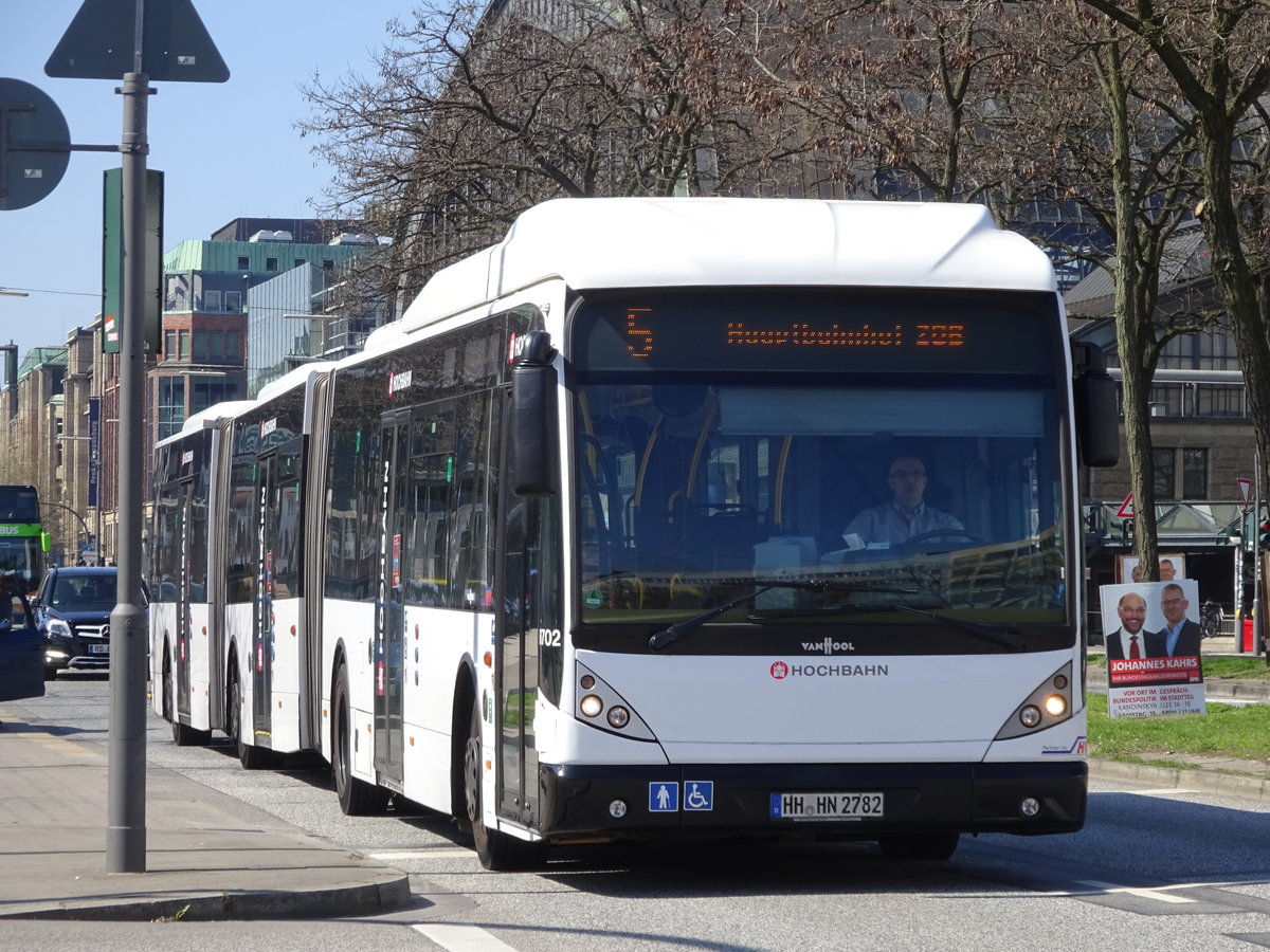 Wagen 8702 der Hochbahn, ein Van Hool AGG 300, am 09.04.17 auf der Metrobuslinie 5 am Hauptbahnhof.