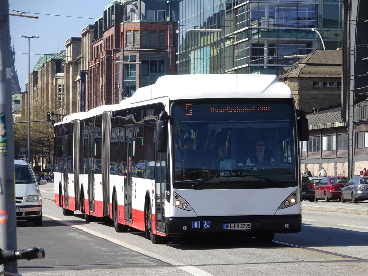 Wagen 8715 der Hochbahn, ein Van Hool AGG 300, am 09.04.17 auf der Metrobuslinie 5 am Hauptbahnhof.