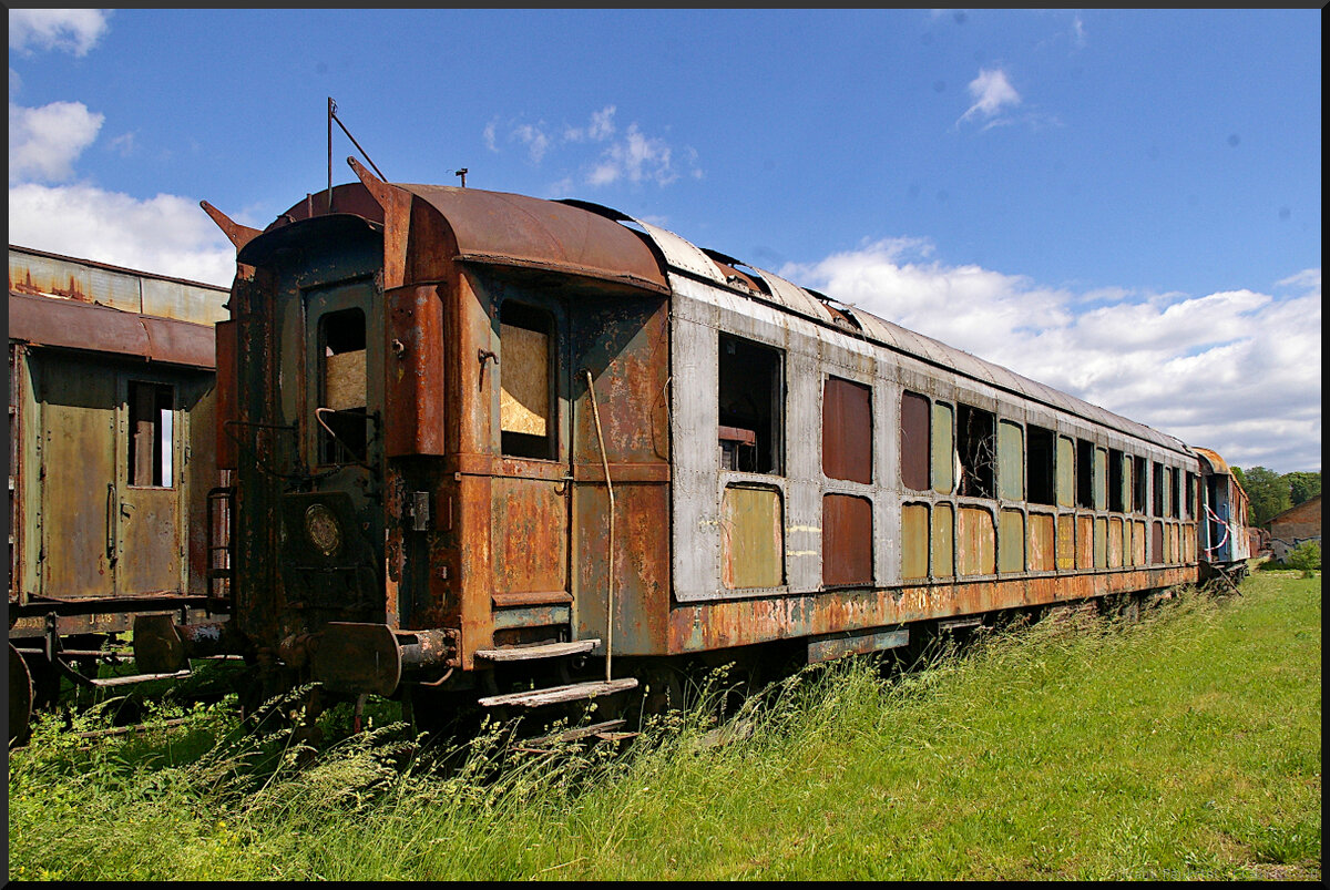 Weitgehendst entkernt zeigt sich dieser Bahndienstwagen ohne Nummer. Interessant ist zusätzliche Verblechung von Dach und Seitenwänden, die später wieder entfernt wurden. Im innern konnte ein Ofen und ein Einschubrack für elektronische Geräte entdeckt werden. Vielleicht ein Messwagen? Der Wagen stand auf einem der äußeren Abstellgleise im Eisenbahnmuseum Jaroměř.

Jaroměř, 21.05.2022
