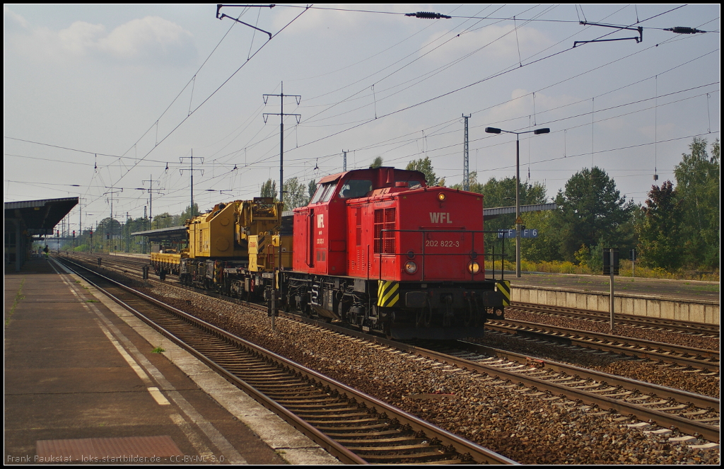 WFL 15 / 202 822-3 mit dem Kranwagen  Donau  der Strabag Rail (99 80 9419 005-0 D-STRA) am 07.09.2014 durch Berlin Schönefeld Flughafen (NVR-Nummer 98 80 3202 822-3 D-WFL)