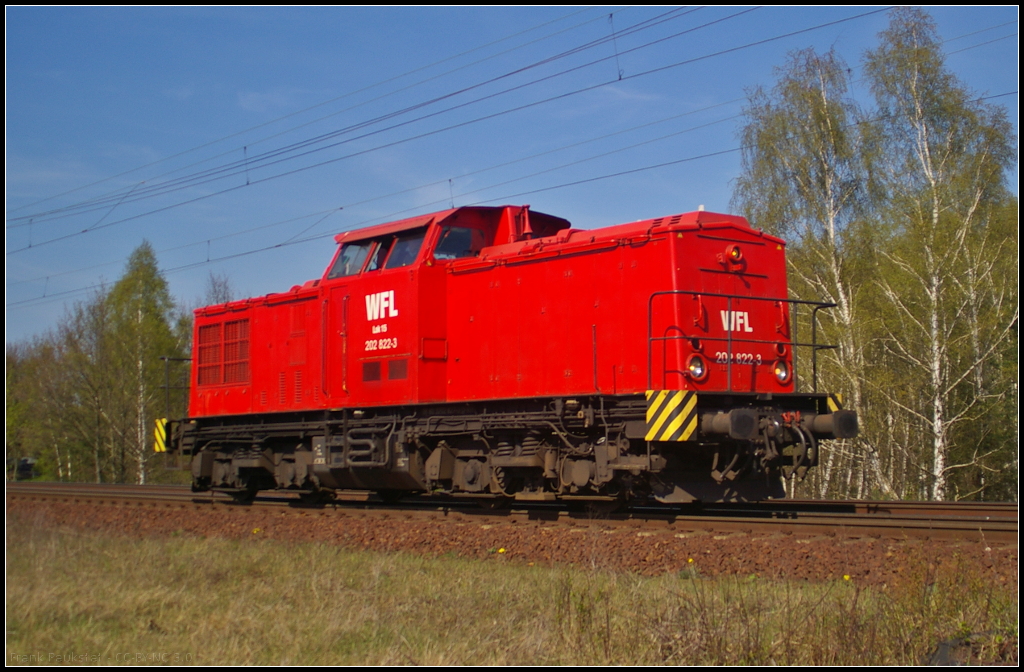 WFL 15 / 202 822 solo durch Berlin Wuhlheide, 23.04.2015
<br><br>
Gebaut im Jahr 1975 bei LEW wurde die Lok als 110 822-4 an die DR ausgeliefert. 1984 erfolgte im Bw Stendal der Umbau zur 112 822-2. Bei der DB AG wurde sie 1992 in 202 822-3 umgezeichnet. 2002 erfolgte in Stendal die Ausmusterung. Seit dem war sie bei verschiedenen privaten EVU im Einsatz, so bei SFZ, MWB (V 1204), RAR (V 1200.01), HGB. Im Jahr 2005 erfolgte ein weiterer Umbau in V 1405.01 (2. Besetzung). Danach war sie bei SLG, WFL (Potsdam 15) und CLR im Einsatz. Seit 2013 ist sie wieder bei Wedler Franz Logistik GmbH & Co. KG als Potsdam 15 im Einsatz (NVR-Nummer 98 80 3202 822-3 D-WFL)