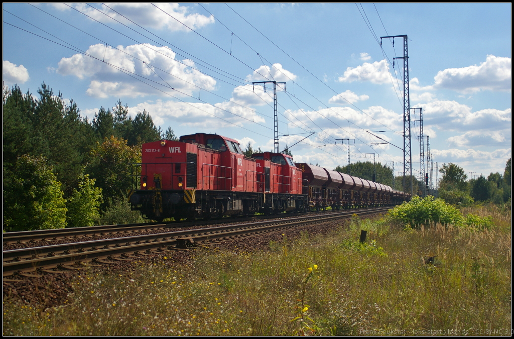 WFL 25 / 203 112-8 und Schwesterlok WFL 26 mit Fcs-Wagen am 28.08.2014 durch die Berliner Wuhlheide (ex DB 202 683-9, NVR-Nummer 92 80 1203 112-8 D-WFL)