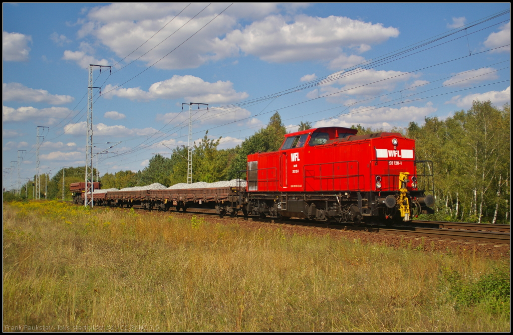 WFL 26 / 203 120-1 mit Schotter am 28.08.2014 durch die Berliner Wuhlheide