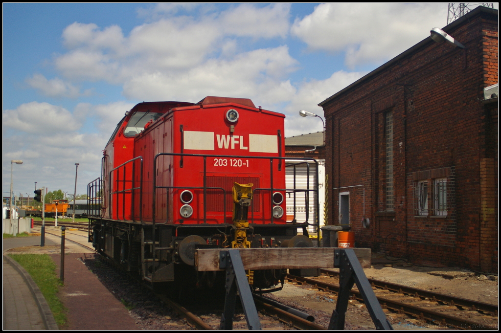 WFL 26 / 203 120-1 in Magdeburg Neustadt, 10.05.2015
<br><br>
Gebaut wurde die Lok 1979 bei LEW und wurde an die DR als 110 678-0 ausgeliefert. 1985 erfolgte der Umbau in 112 678-8. Im Jahr 1992 dann die Umzeichnung in 202 678-9. Die Ausmusterung erfolgte dann im Jahr 1998. Gem dem Umbaukonzept  BR 203.1  wurde die Lok in Stendal 2001 umgebaut und erhielt ihre jetzige Nummer. Seit Mai 2015 ist sie an die Magdeburger Hafen GmbH (MHG) vermietet.