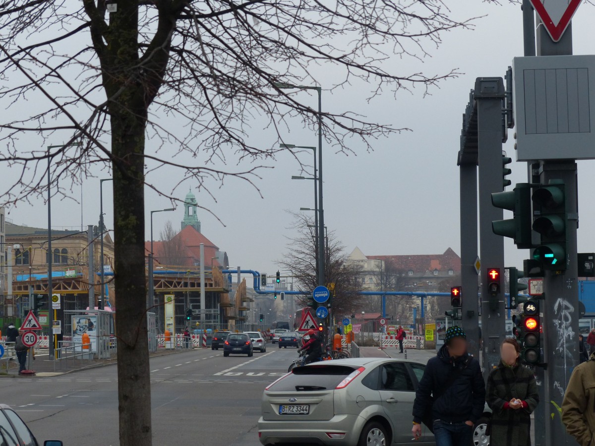 Wie verhindert man Rechtsabbiegeunfälle zwischen Lkw und Radfahrern? Eine Kuriosität des Unfallalltags in Städten ist es, dass Radfahrer zwar oft die Ampel ignorieren, die tödlichen Unfälle sich aber überdurchschnittlich oft bei grüner Ampel ereignen. Abbiegende Lkw sind blind - das ist legal. Selbst die besten Spiegel scheinen da nichts zu nützen, ebensowenig Radstreifen auf der Fahrbahn - für Radfahrer ist die grüne Kreuzungsamel in Kombination mit einem Radweg DAS Unfallrisiko schlechthin. Und die Lösung? Ganz einfach: Rechtsabbiegende Kfz und geradeausfahrende Radfahrer getrennt signalisieren. 14.12.2014, Invalidenstraße, Moabit 